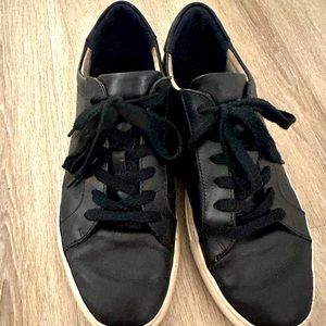 Banana are men’s black leather sneakers